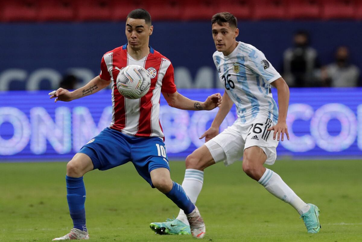 El lateral cordobés Nahuel Molina ante Almirón, volante ofensivo de Paraguay, durante el partido de la Copa América en Brasilia. (AP)