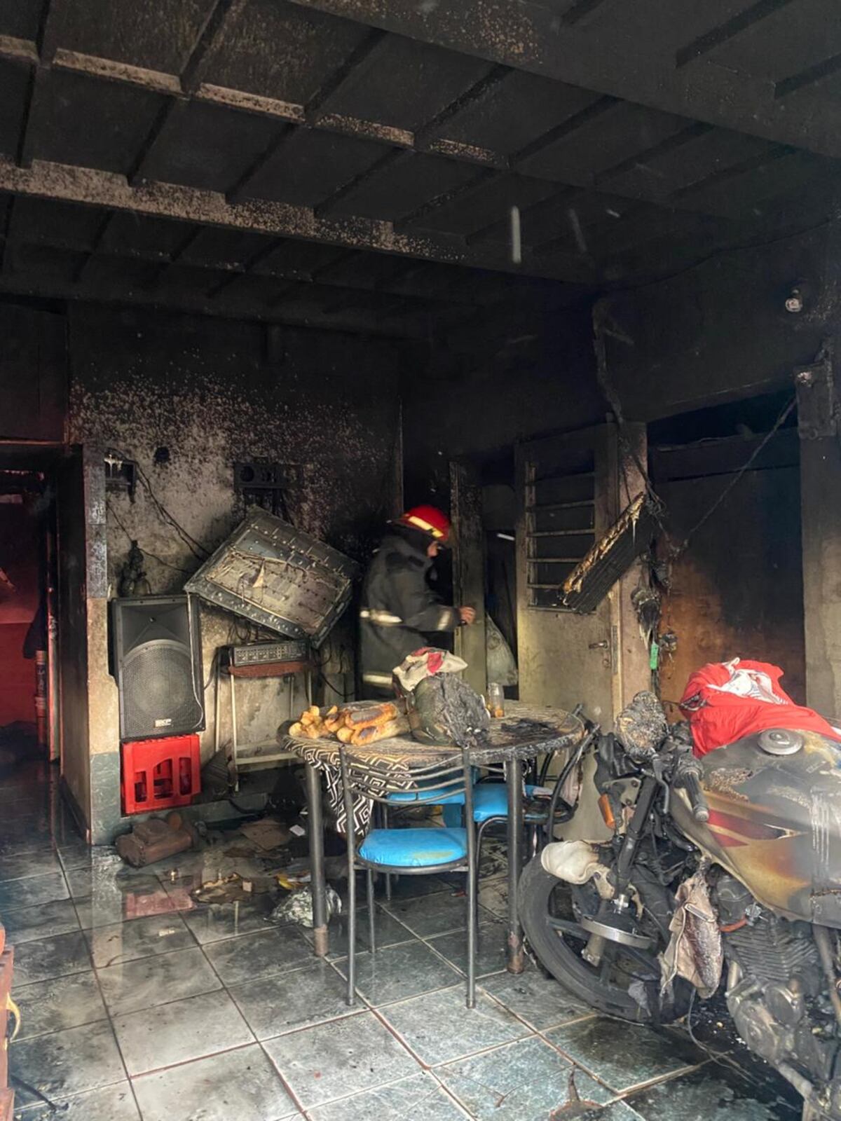 Un hombre sufrió quemaduras tras un incendio en su vivienda de barrio Sol Naciente.