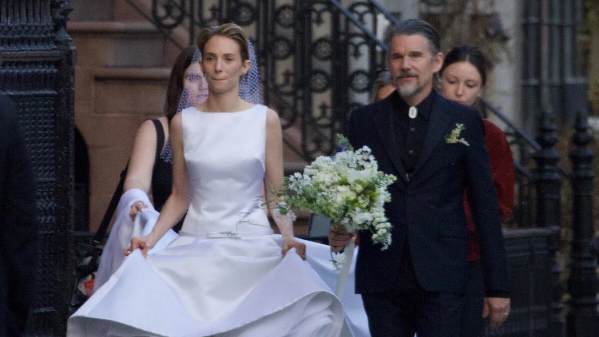 El vestido que eligió Maya Hawke es de Parada, marca de los diseños que suele usar la actriz. (Foto: Revista ¡Hola!)