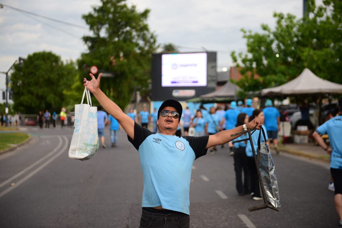 Belgrano: Los hinchas en la previa del partido frente a Argentinos Juniors por una de las semifinales de la Copa Argentina, en Rosario. (José Hernández / La Voz)