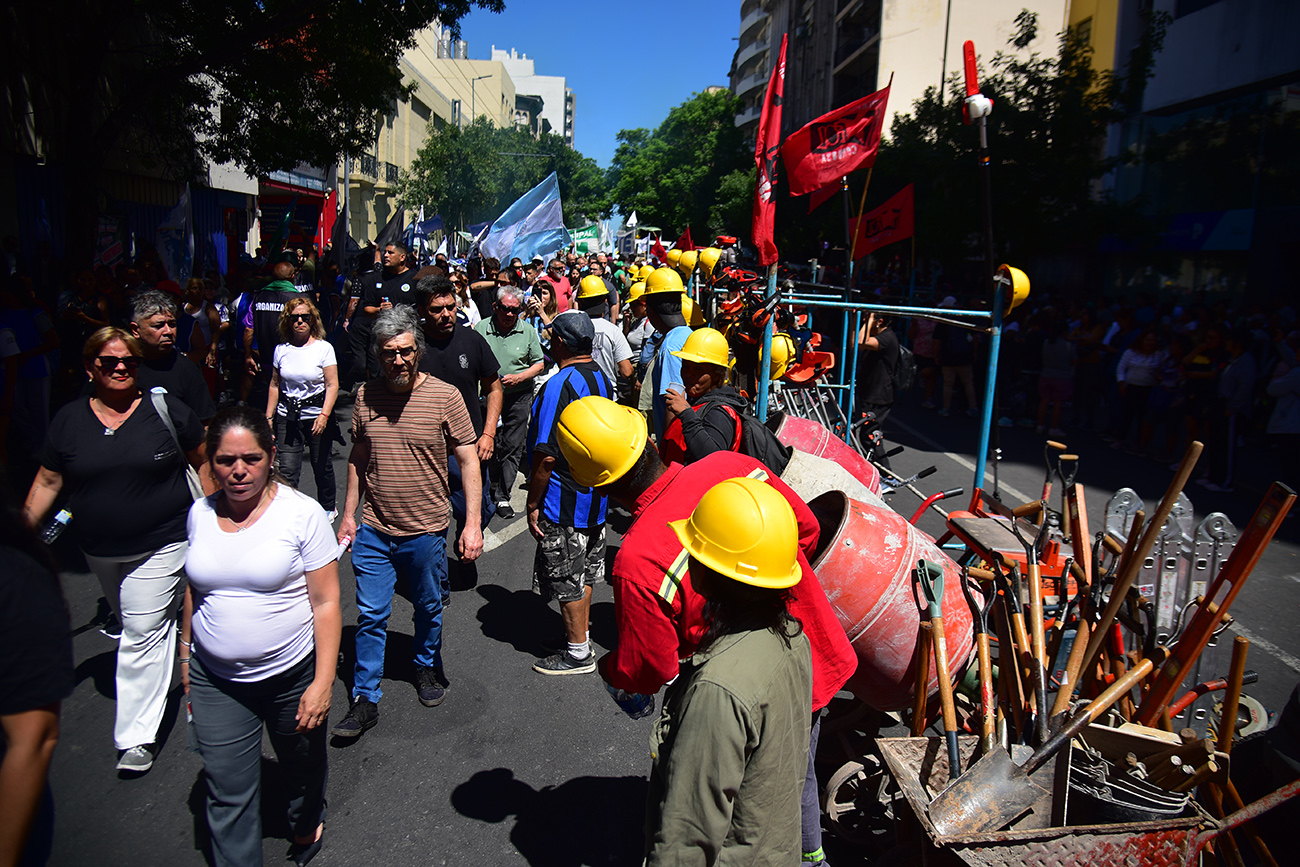 Protesta. Estatales de Córdoba marchan en rechazo al aumento de aportes para la Caja de Jubilaciones. Pedro Castillo  / La Voz