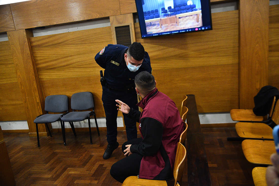Amoedo dialoga con un policía en un cuarto intermedio del juicio en su contra. (Pedro Castillo / La Voz)