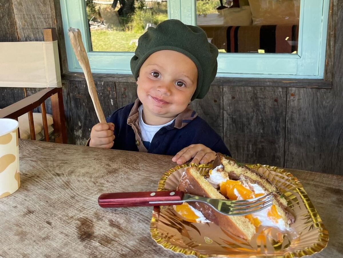 Viggo disfrutando de la torta de su cumpleaños.