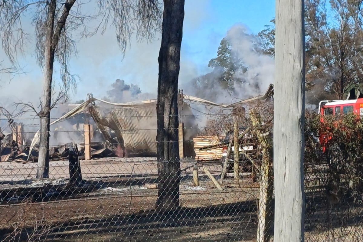 Córdoba: los bomberos apagaron el incendio desatado en la localidad de Villa del Prado. (La Voz)