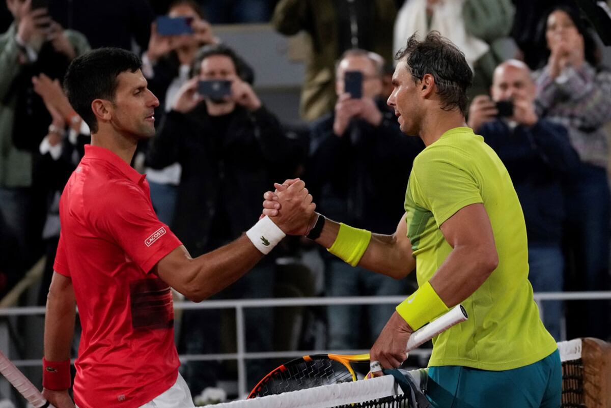 El saludo tras el partido entre dos leyendas del tenis mundial. Djokovic felicita a Nadal. (AP)
