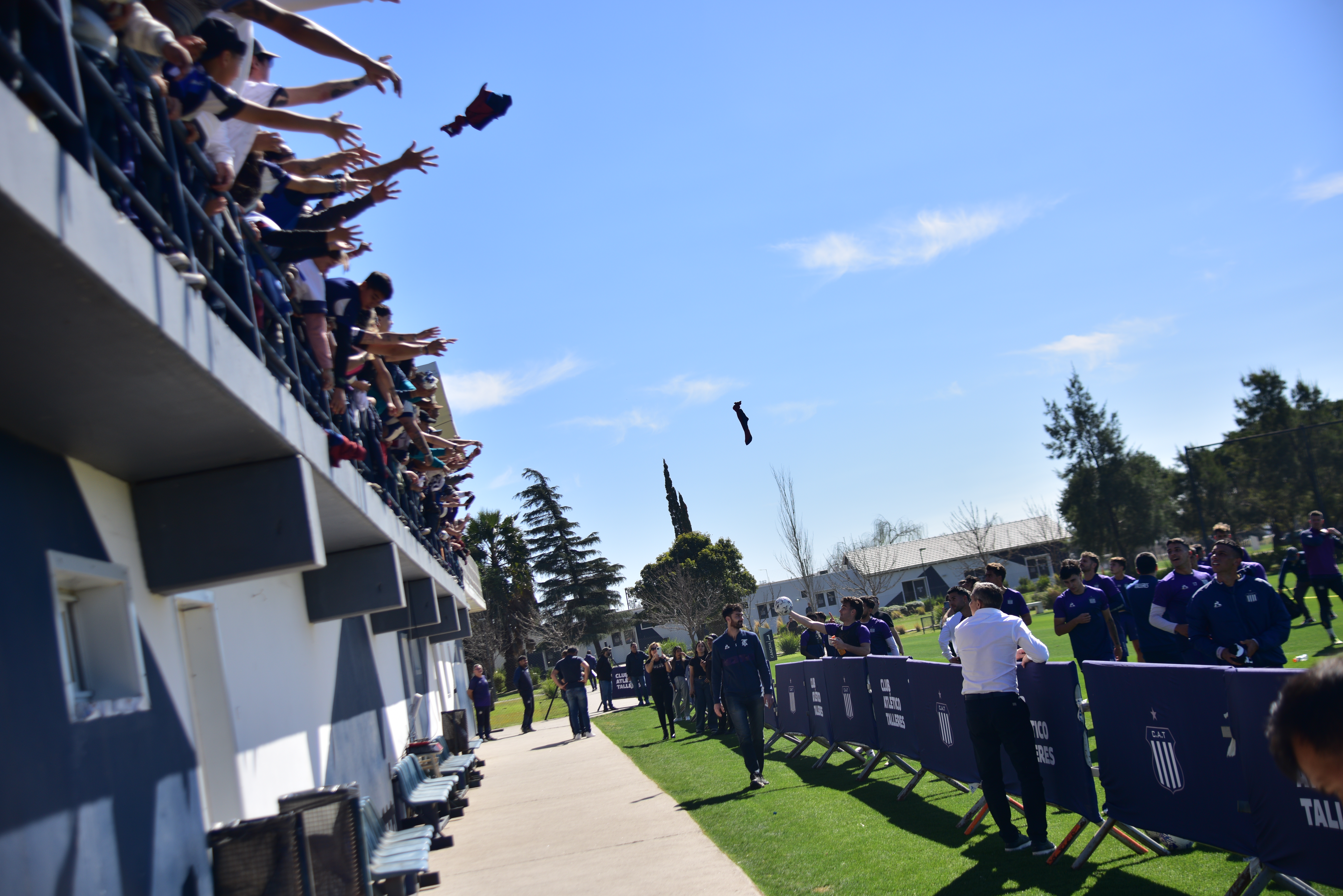 El plantel de Talleres con los socios que fueron a la práctica. (Pedro Castillo / La Voz)