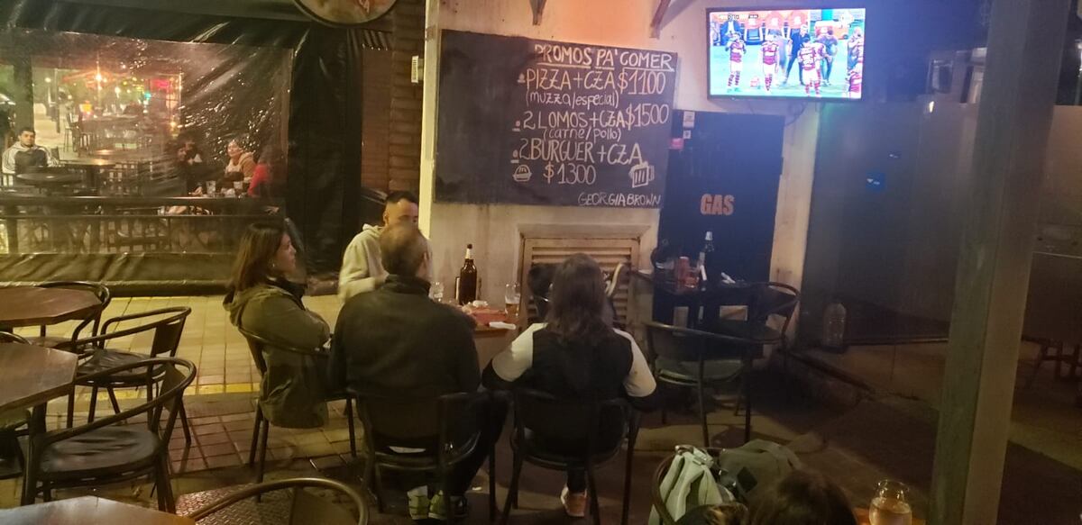 Hinchas disfrutando del Talleres-Flamengo en los bares de Córdoba. (Javier Ferreyra/La Voz)
