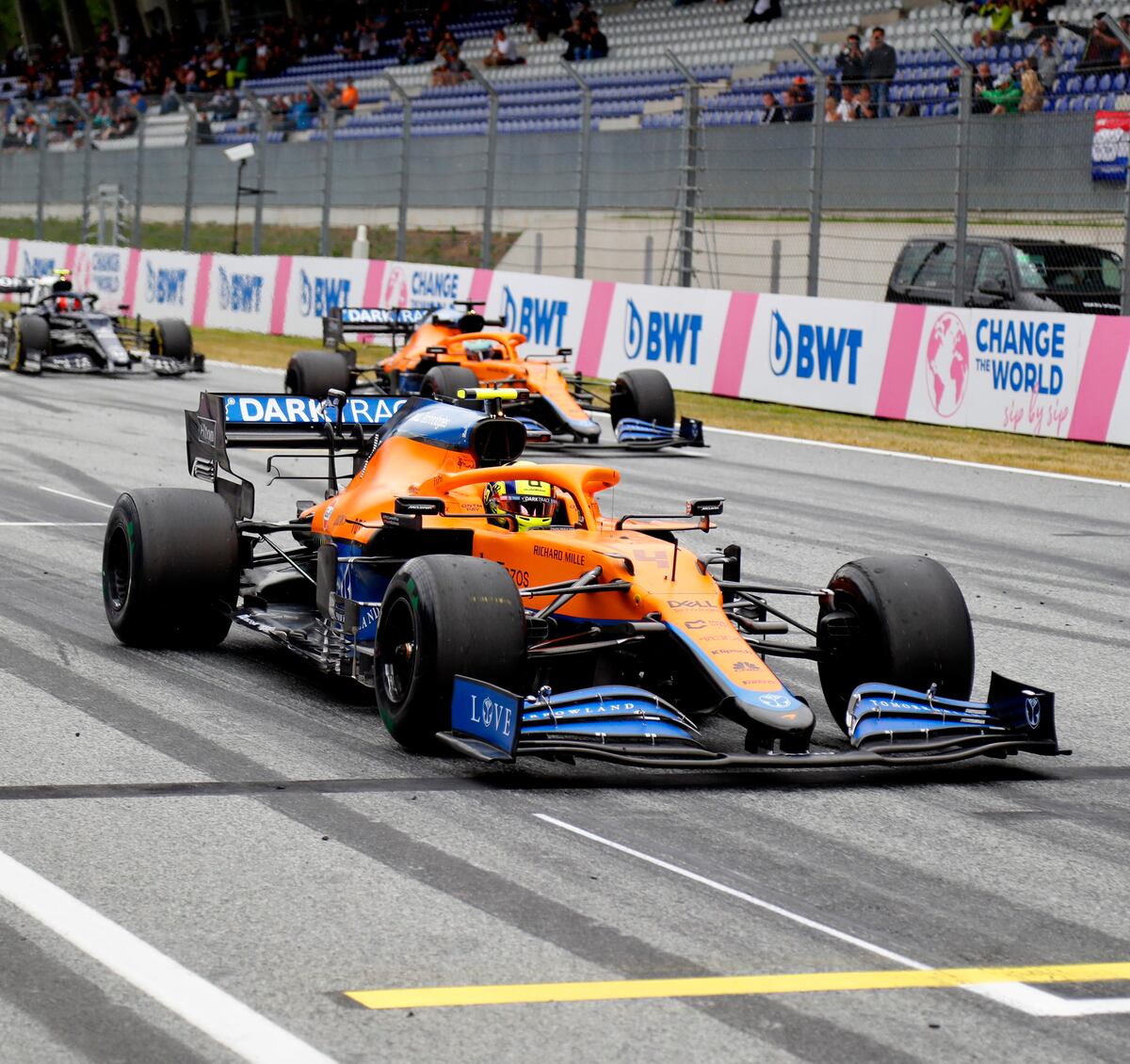 Lando Norris cerró otra gran carrera y, a pesar de la penalización, se subió al último peldaño del podio. (Foto: AP/Archivo)