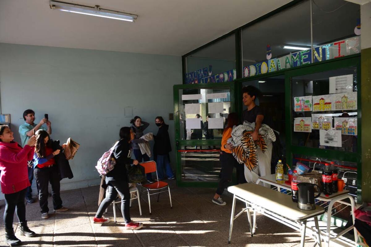 Los alumnos dejaron el establecimiento y levantaron la medida de fuerza. (La Voz/Nicolás Bravo)