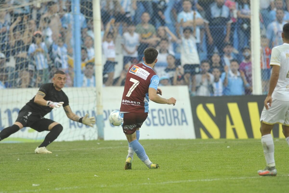 Garnerone define de penal y marcó su tanto número 13 de la temporada para la Academia. (Foto: Javier Ferreyra)