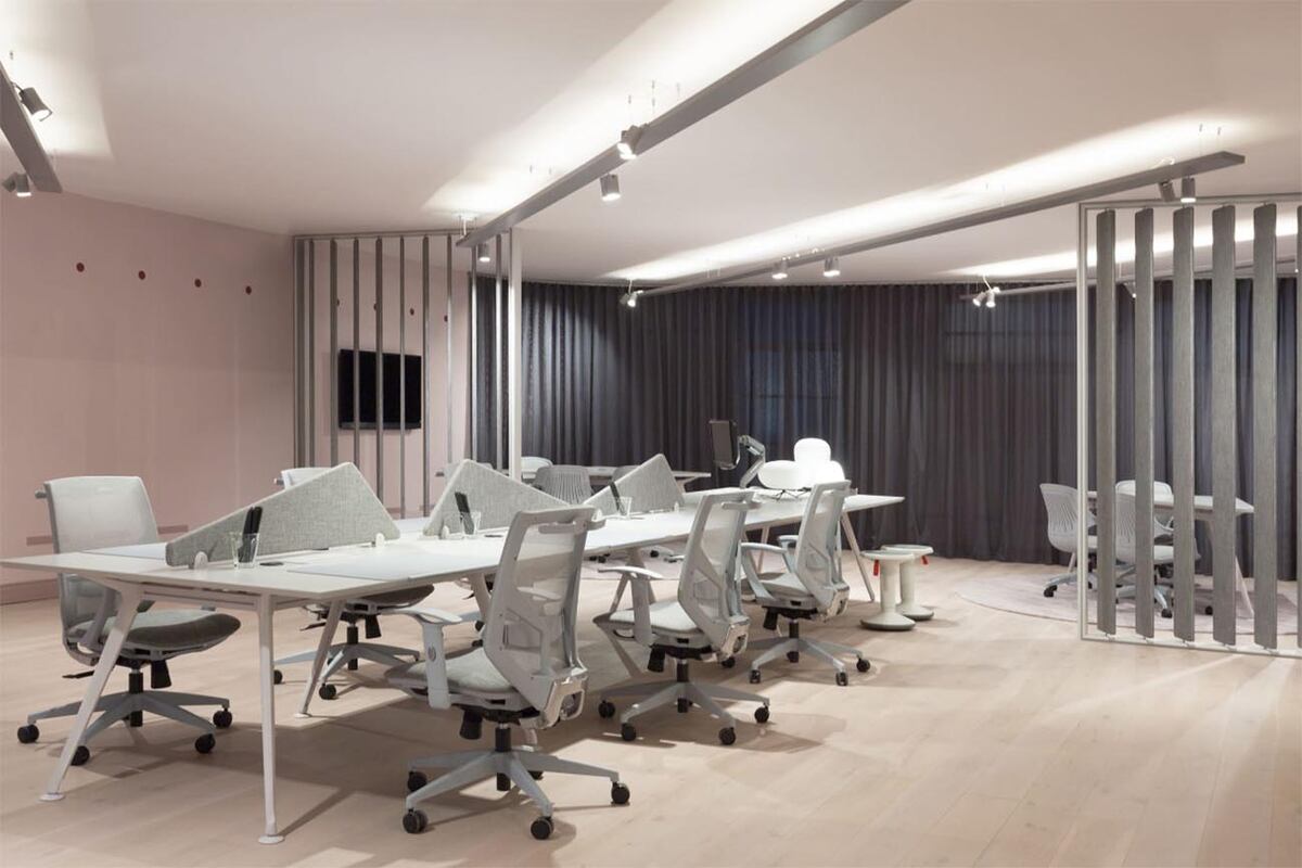 Los muebles incorporan tecnología, lo que marca una tendencia hacia entornos de trabajo más conectados y funcionales.