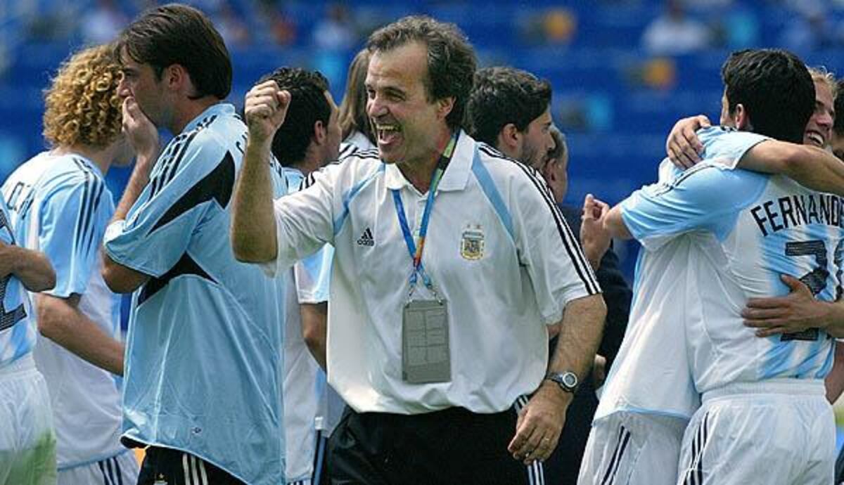 Marcelo Bielsa festejó como "loco" la medalla de oro. Era el DT de la selección.