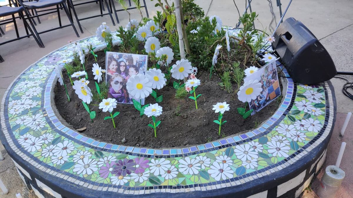Femicidio de Margarita Sánchez. Familiares, amigos y conocidos rebautizaron la plaza de su barrio en honor a su memoria. (Gentileza)