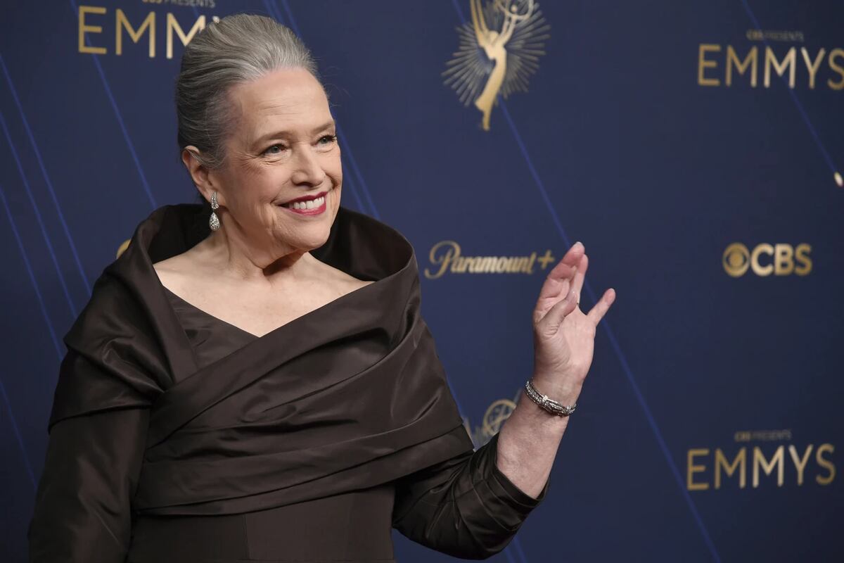 Kathy Bates, elegantísima en la alfombra roja de los Emmy 2025. (AP)