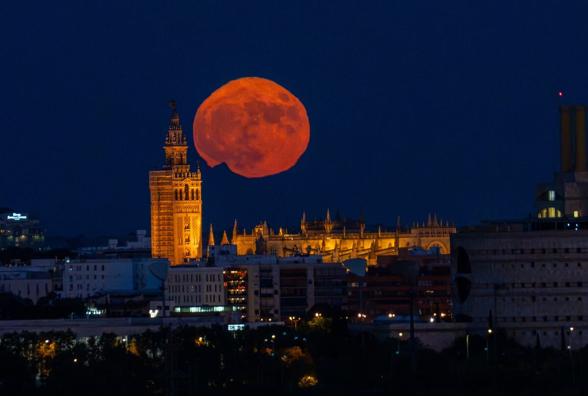 Superluna de Esturión, desde distintos lugares del planeta. (AP)