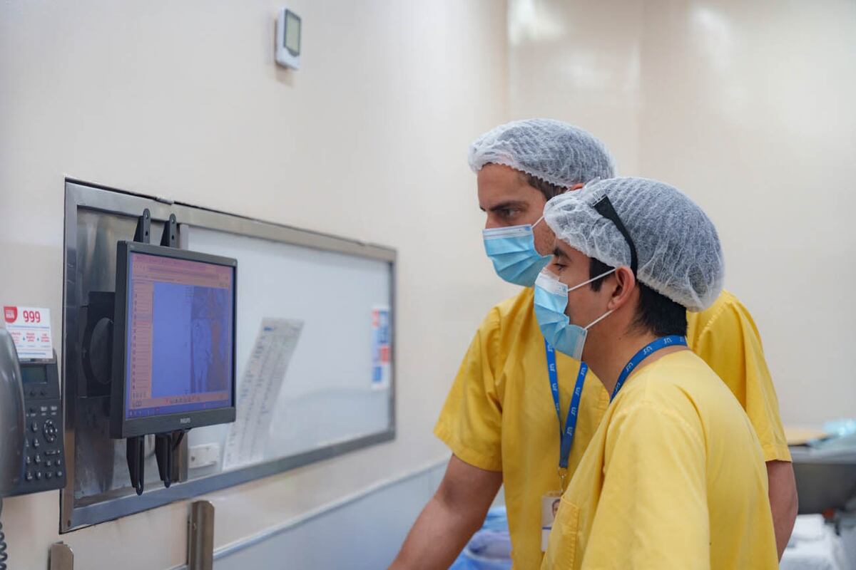 El sistema robótico permite a los cirujanos realizar maniobras de máxima precisión, con procedimientos mínimamente invasivos que reducen el dolor y aceleran la recuperación de los pacientes.”