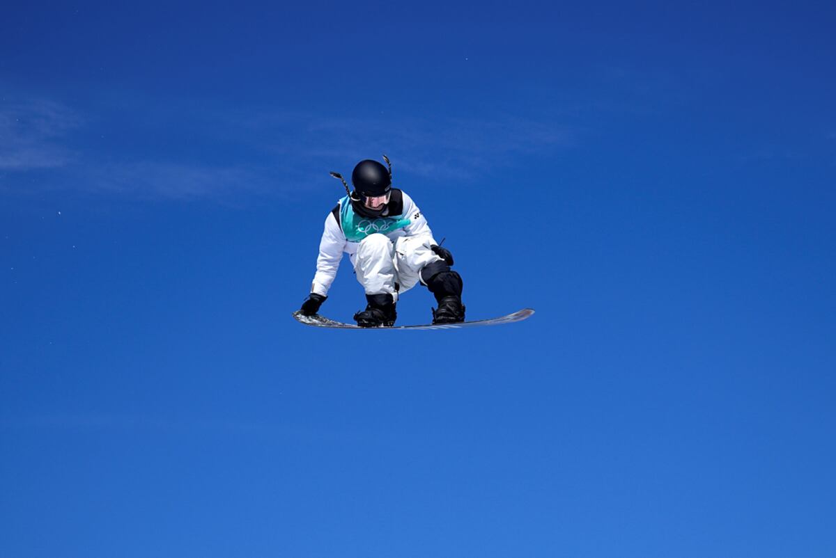 Hiroaki Kunitake de Japón compite durante las clasificaciones masculinas de snowboard big air. (AP /Jae C. Hong)