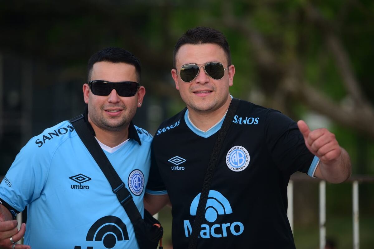 Belgrano: Los hinchas en la previa del partido frente a Argentinos Juniors por una de las semifinales de la Copa Argentina, en Rosario. (José Hernández / La Voz)