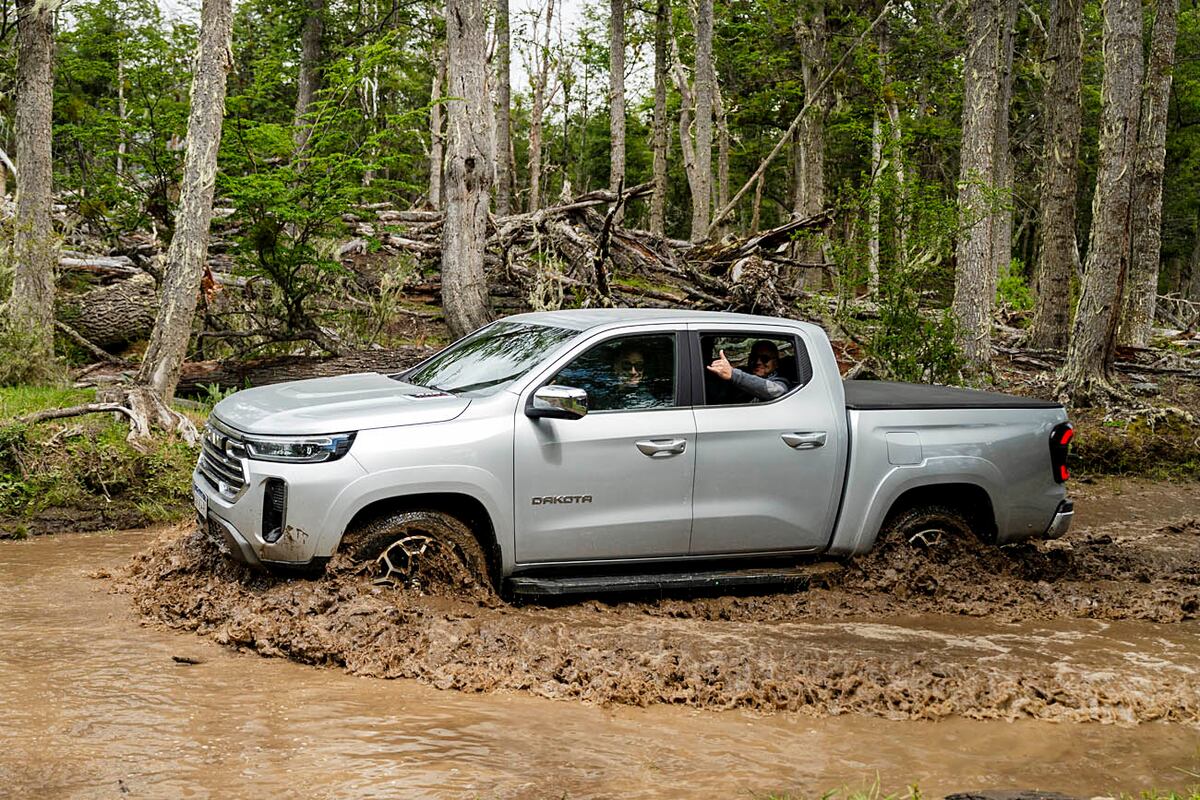 Potencia y capacidad: la Dakota puede cargar una tonelada y tiene capacidades off-road sobresalientes, con tracción 4x4, bloque mecánico de diferencia y el potente motor 2.2 turbodiésel.