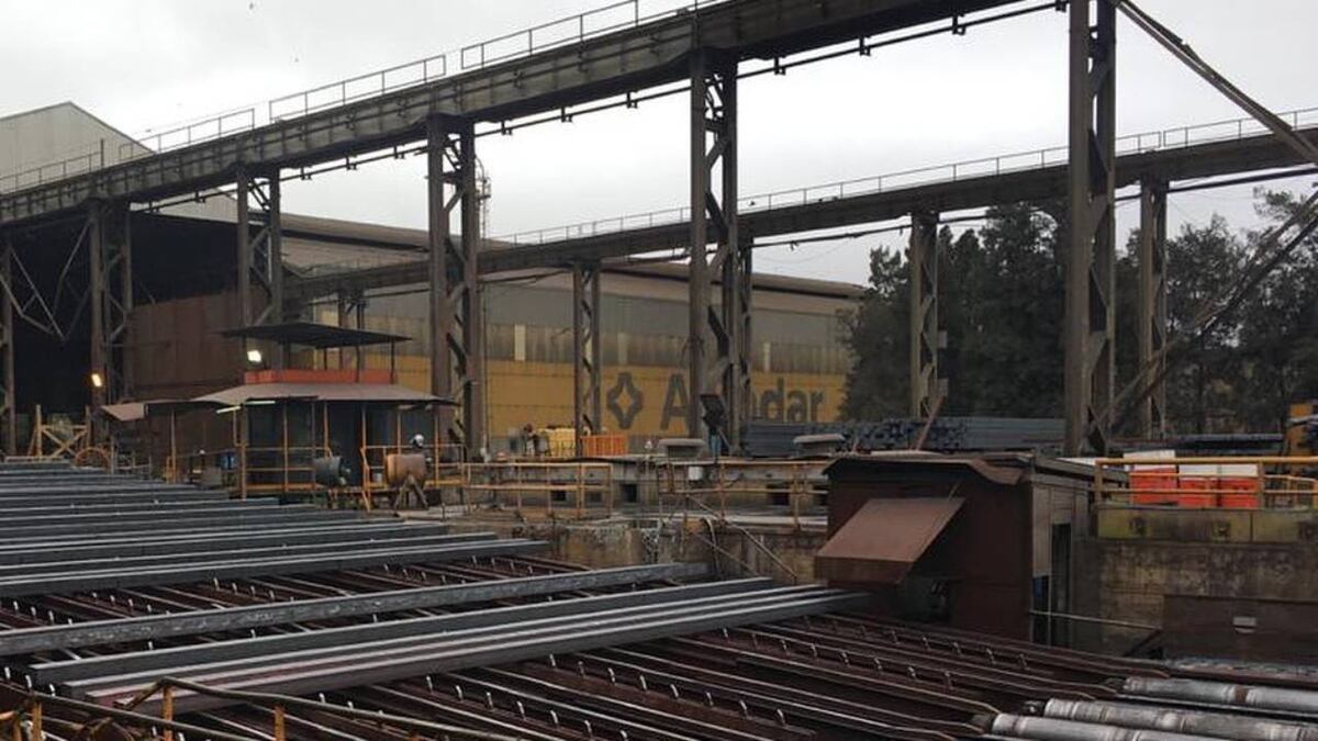 La planta de Acindar en Villa Constitución achicó su producción por sobre stock y competencia importada.