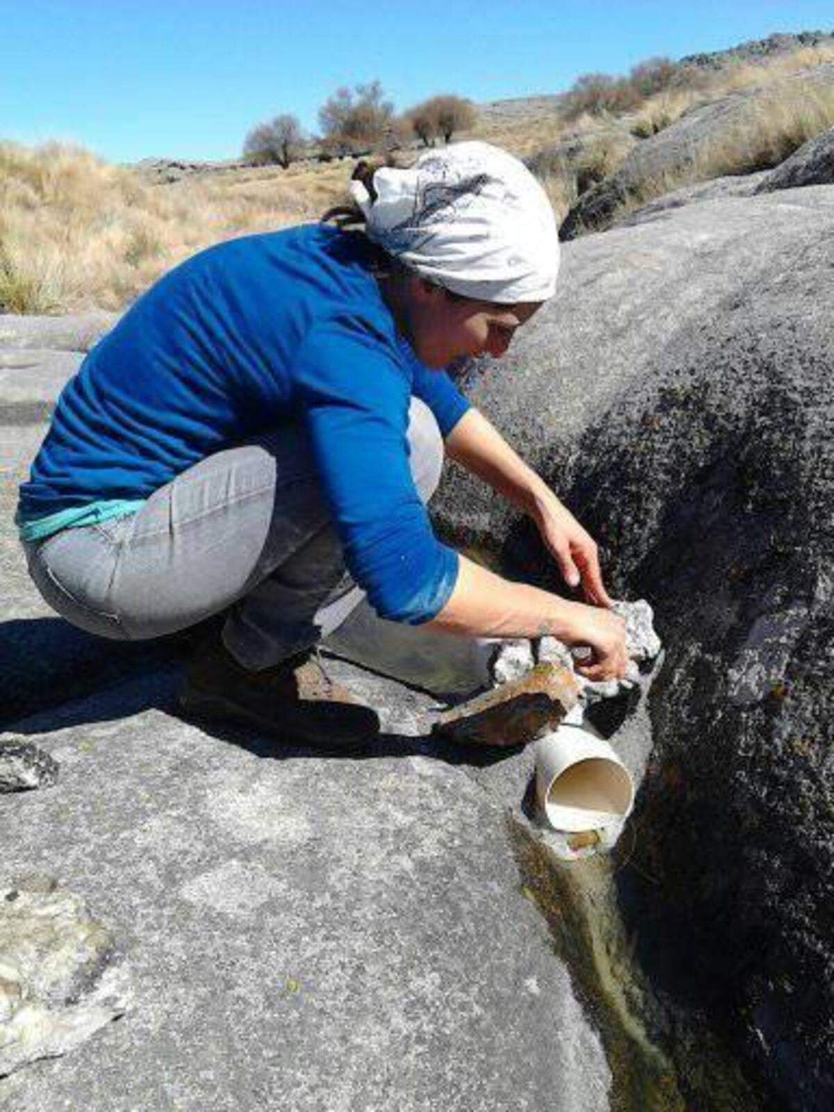 El trabajo de medición de caudales de agua, de los investigadores del Imbiv en las Sierras Grandes (Imbiv)