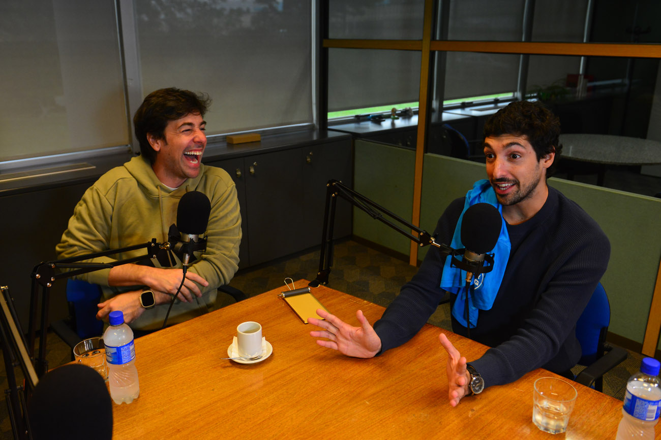 Willy Magia y Gastón Massa, hinchas de Belgrano, grabaron el podcast Mundo Pirata. (Nicolás Bravo / La Voz)