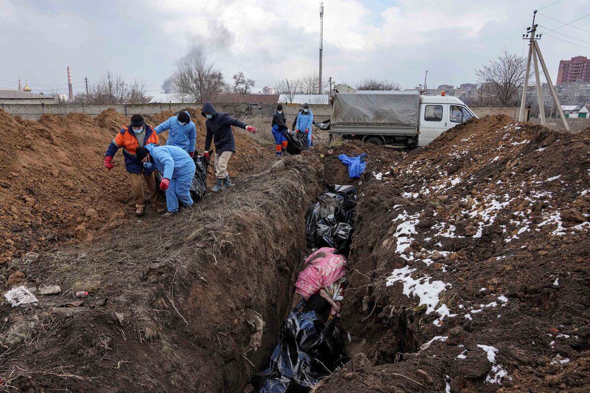Las morgues están saturadas en Mariúpol después de dos semanas de bombardeos, por lo que empezaron a enterrar los muertos en fosas comunes. (AP Photo/Evgeniy Maloletka)