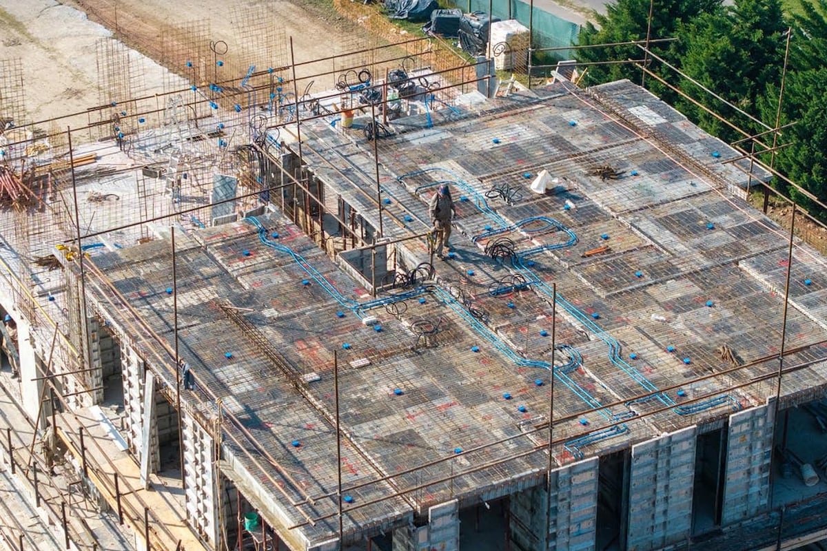 El encofrado de aluminio permite acelerar los procesos constructivos, mejorar la calidad de ejecución y reducir significativamente los residuos en obra.