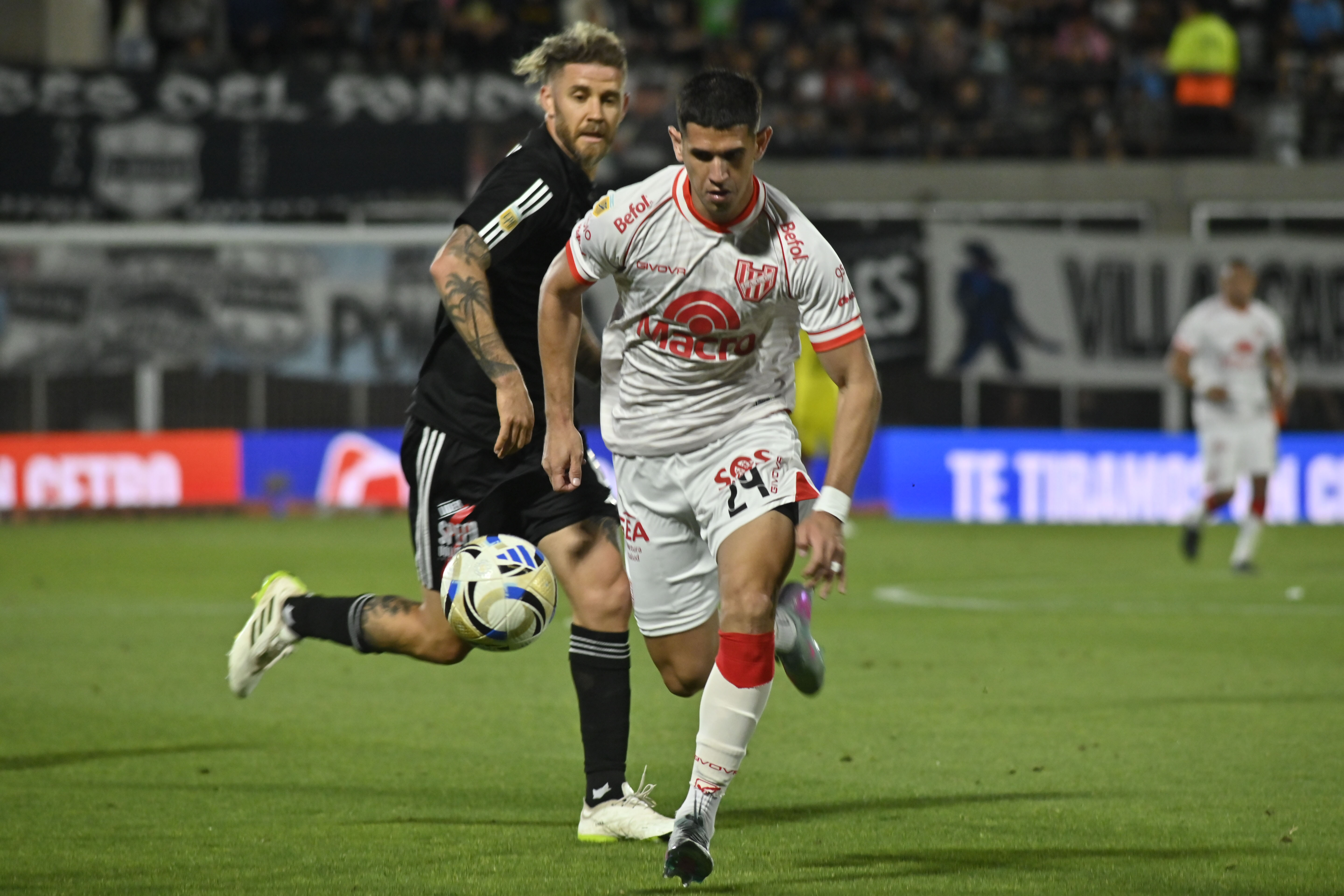 Instituto en su visita a Riestra por la fecha 13. (Fotobaires).