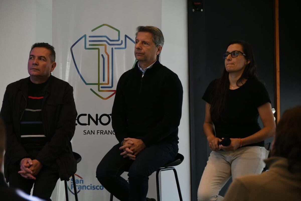 El secretario de Prevención y Movilidad Urbana de San Francisco, Nelson Carrizo; el intendente Damián Bernarte; y la secretaria de Innovación, Micaela Mulassano.