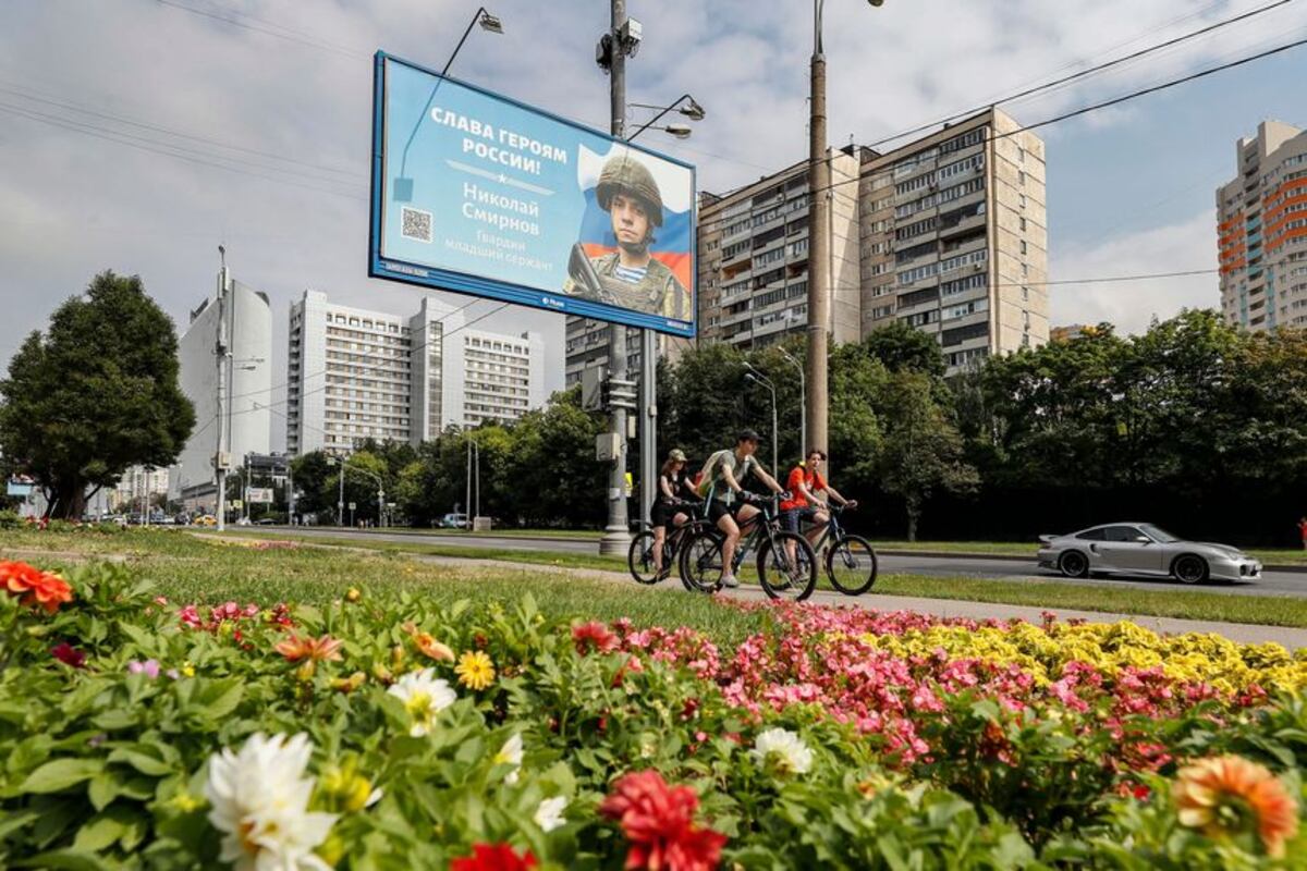 "Gloria a los héroes de Rusia", reza un cartel en la vía pública moscovita. (Foto / Shutterstock)