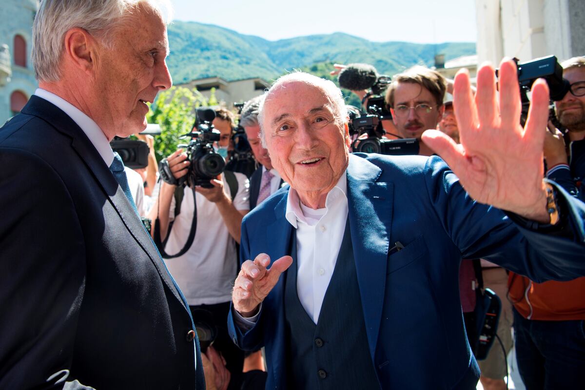 Joseph Blatter apuntó contra la Fifa por haber designado a Qatar como sede del Mundial 2022. (AP)