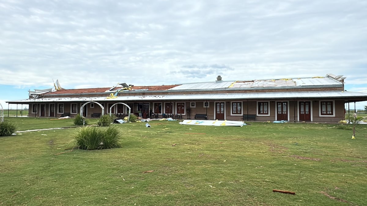 El hotel y restaurante de Oncativo destruido por el temporal del 31 de diciembre.