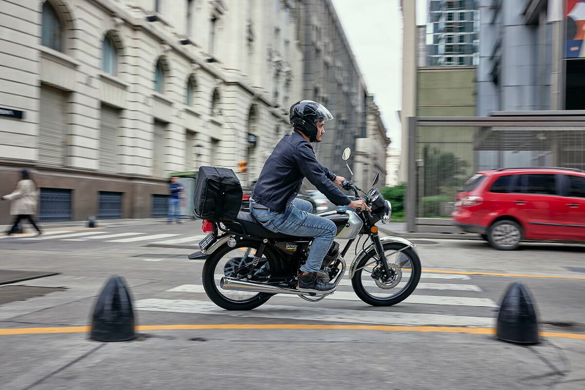 Está equipada con un motor mono cilíndrico de cuatro tiempos y 149 cc refrigerado por aire que entrega una potencia de casi 9 CV.