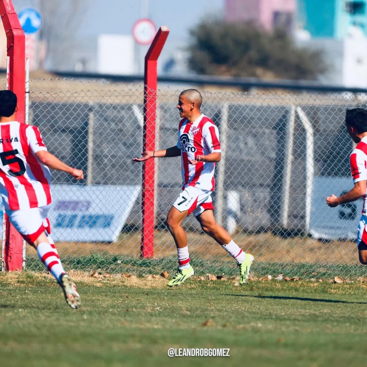 Tomás Peralta en las inferiores de Instituto. (@LeandroBGomez / Prensa IACC).