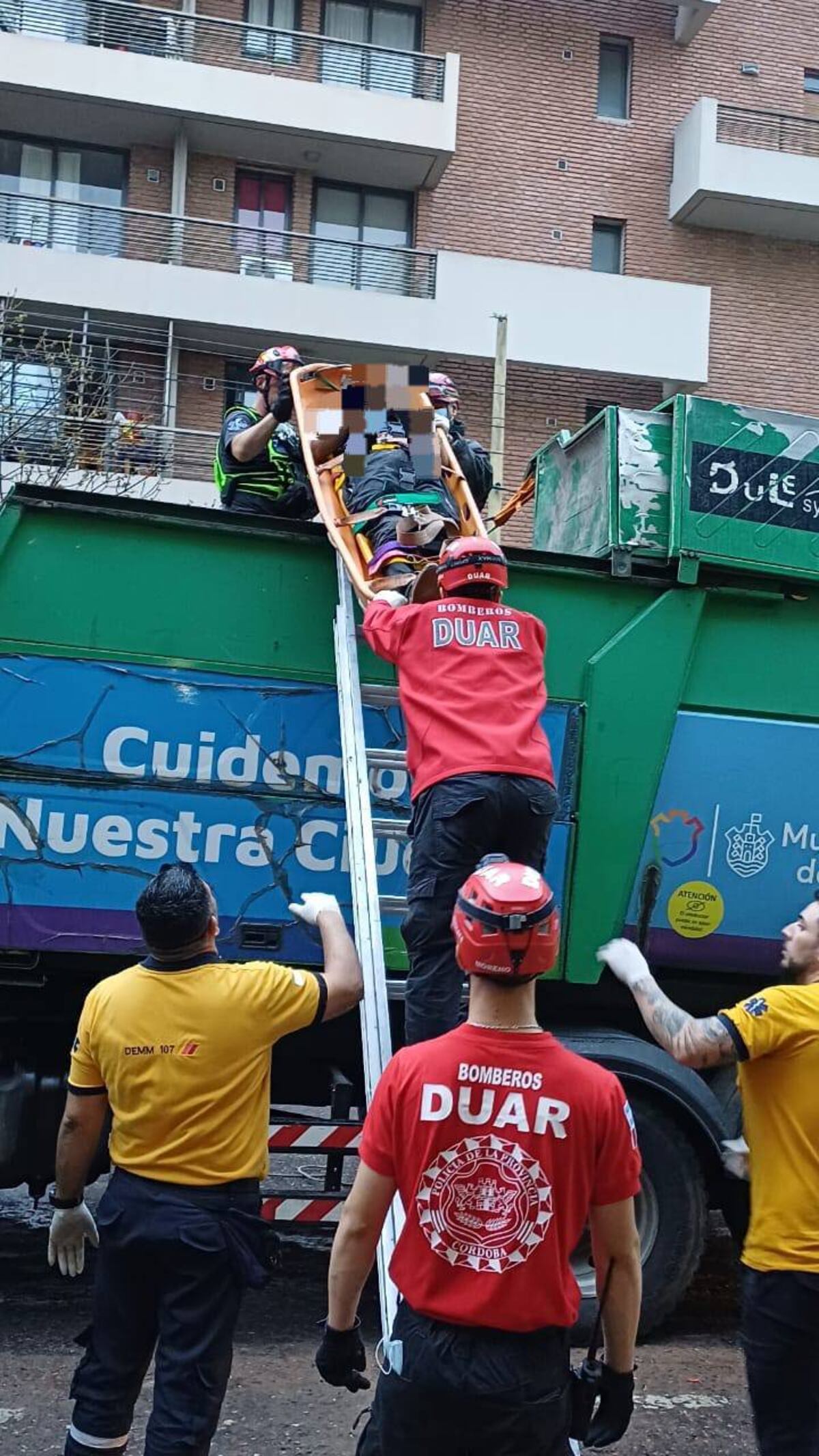 Rescataron a un hombre en situación de calle que quedó atrapado en un camión recolector de basura. (Policía de Córdoba)