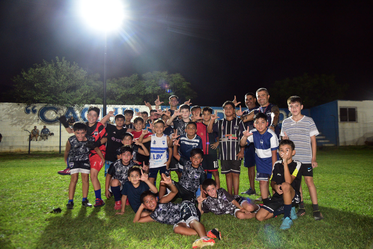 El Club Atlético Libertad de barrio Chacras de La Merced instaló nuevas luces en la cancha. (Nicolás Bravo / La Voz)