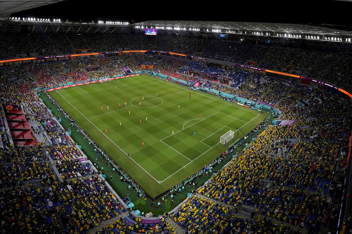 El Estadio 974, armado con contenedores, no presenta un buen campo de juego, según la queja del seleccionado de Brasil. (AP)