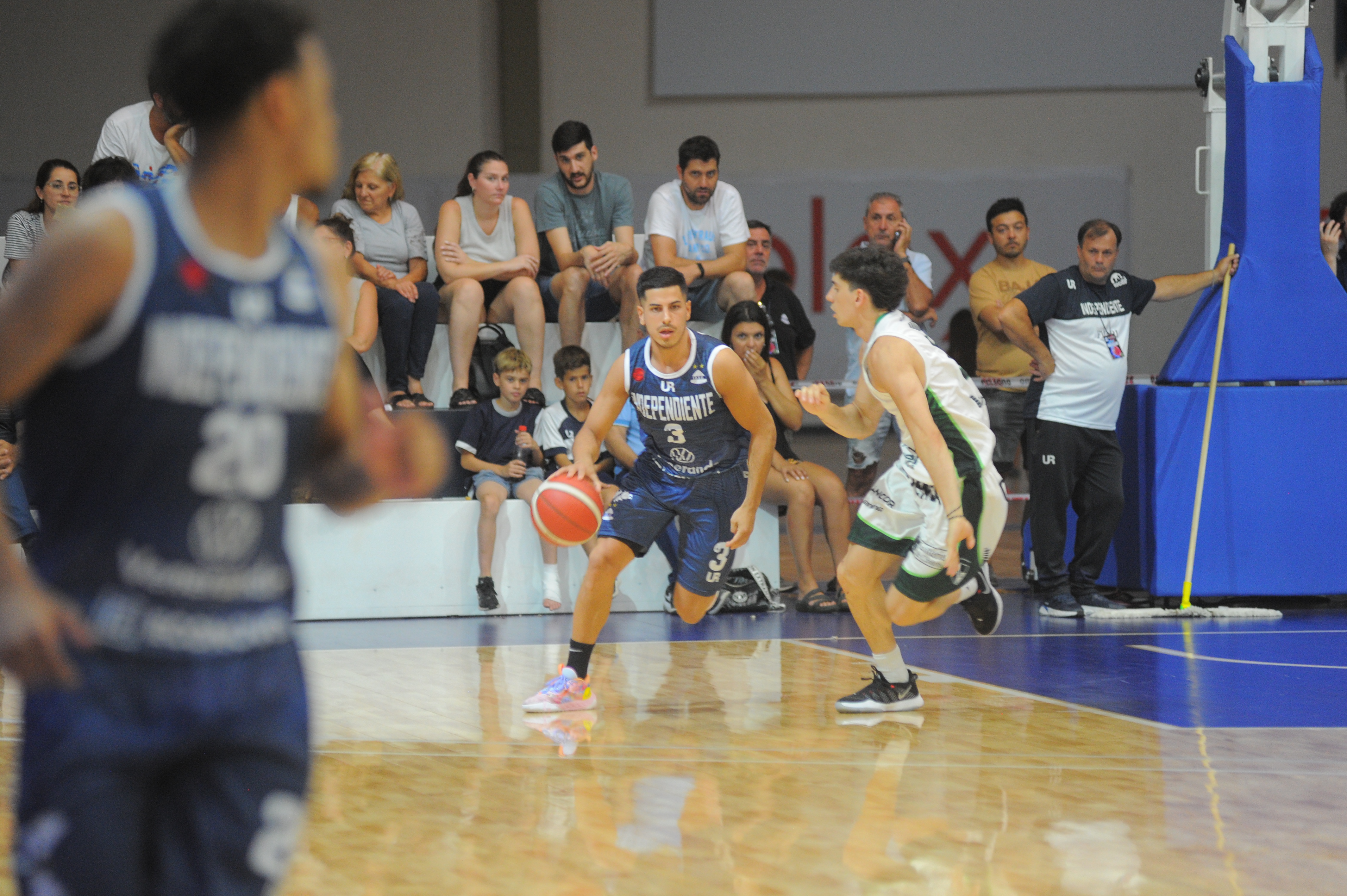 Independiante de Oliva vs Atenas de Cordoba en cancha de la ciudad de Oliva por Liga Nacional de basquet