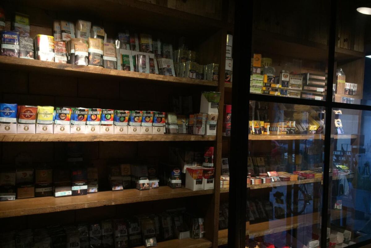 La vrdriera de variedades de tabaco en el local de P&B Club de Caballeros en barrio Güemes.