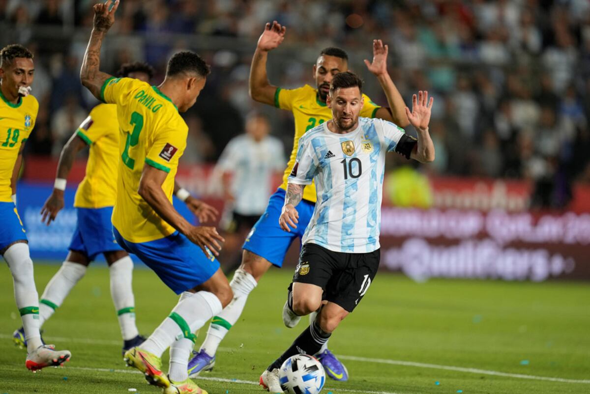 Lionel Messi, siempre perseguido por los jugadores brasileños en el clásico jugado en San Juan. (AP)