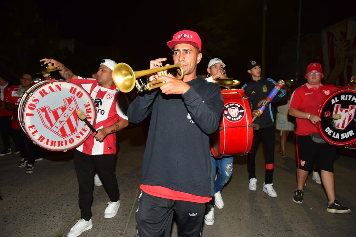 Hinchas de Instituto en la previa del partido con Central Córdoba por el Torneo Apertura. (Jorge Peñalba / La Voz)