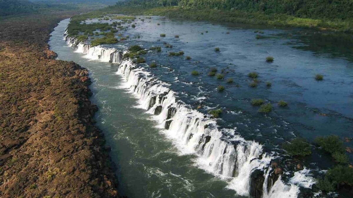 El pueblo oculto de la selva que guarda el salto de agua más largo del mundo