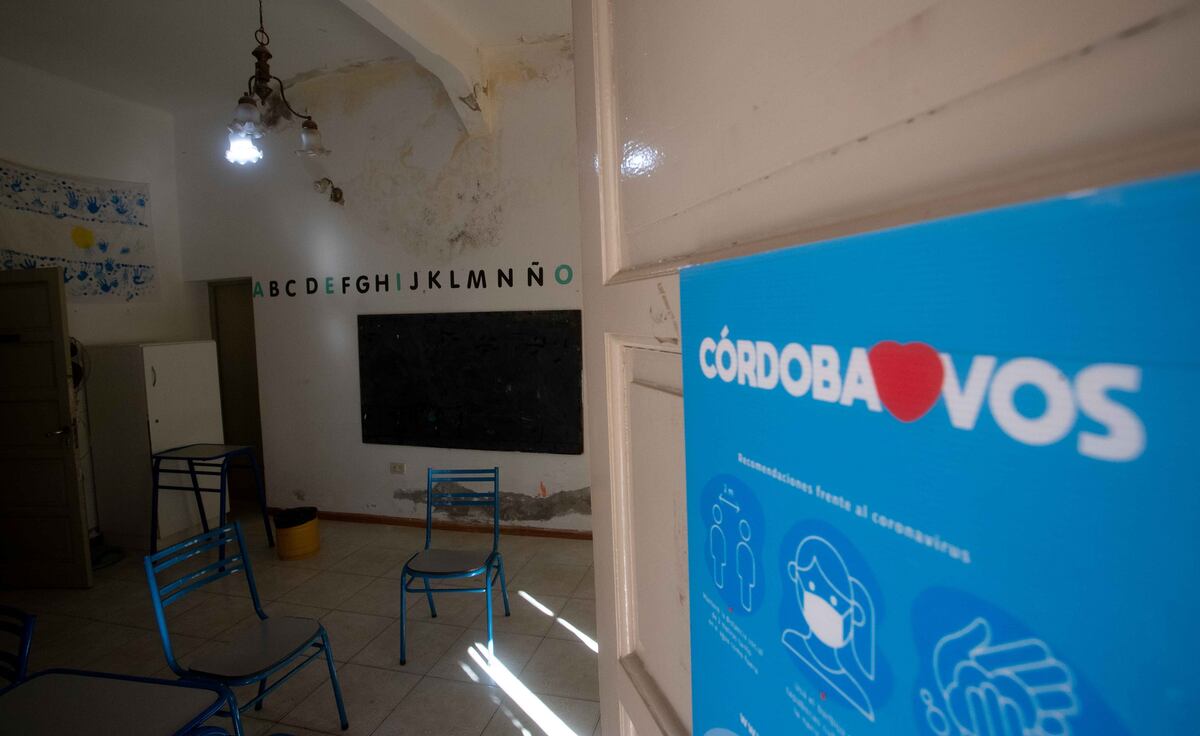 La sede escolar, por dentro, sin clases. (La Voz)