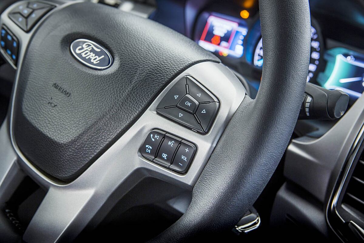 Controles satelitales en el volante de la Ford Ranger / Montironi
