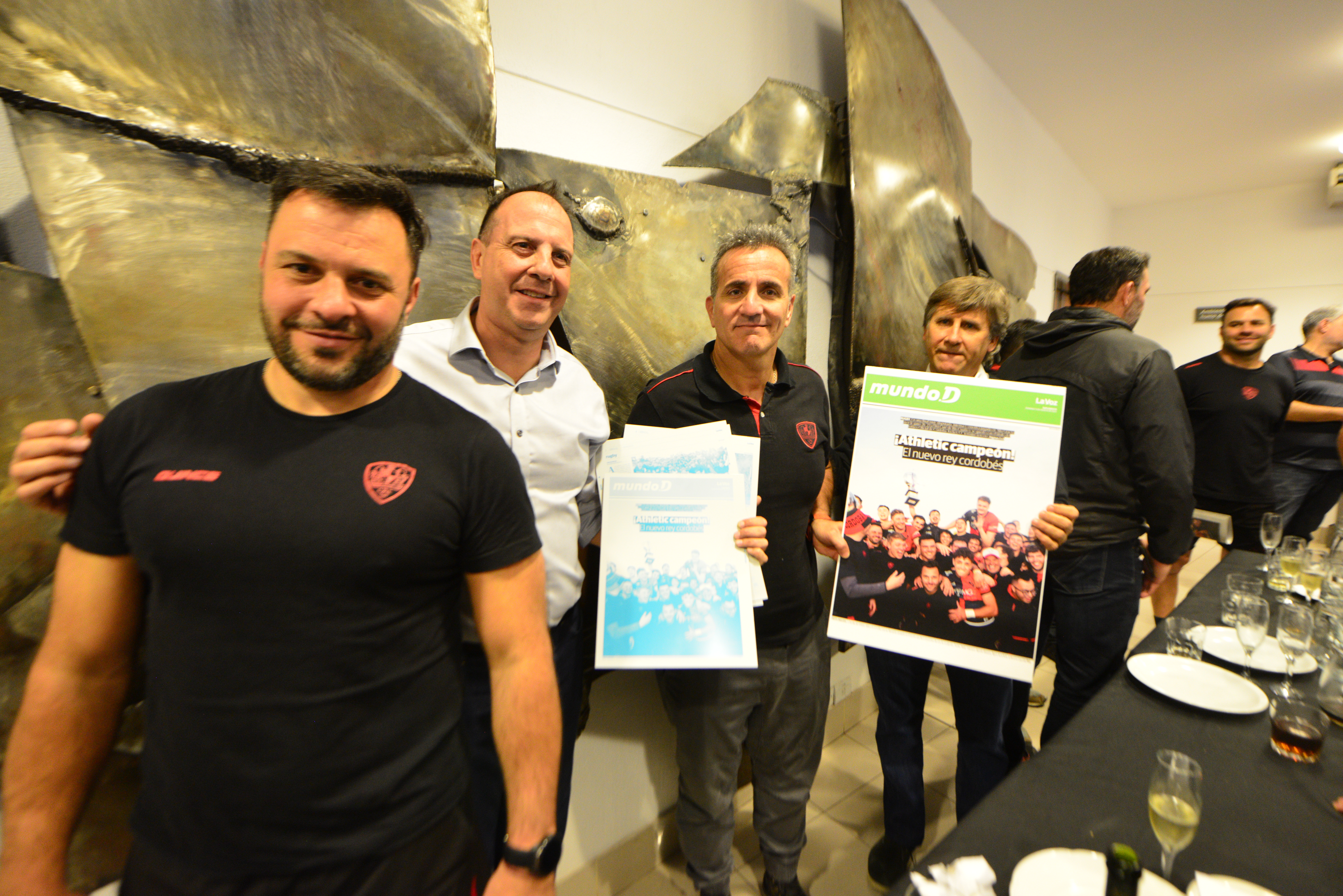 Hernán Bustos, entrenador de Córdoba Athletic, junto a Juan Tillard, Gastón López, presidente del club, y Joaquín Balbis, en brindis homenaje en La Voz. (Javier Ferreyra / La Voz)