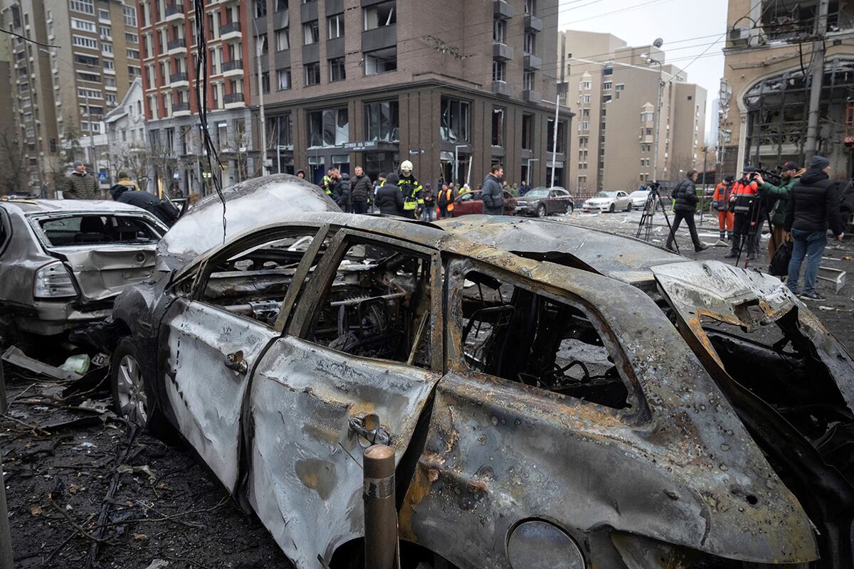 Daños en Kiev, Ucrania, el viernes 20 de diciembre de 2024. (Foto AP/Efrem Lukatsky)