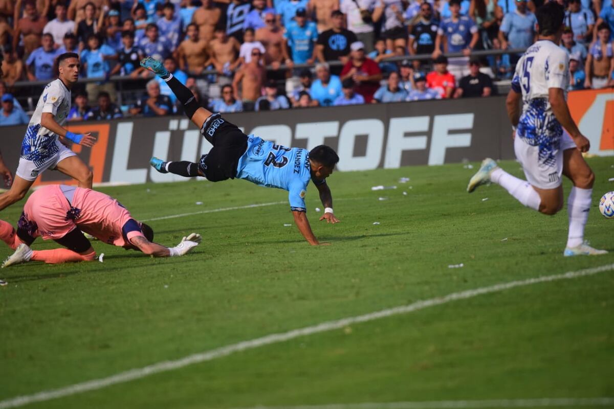 La jugada del penal de Herrera a Fernández. (Javier Ferreyra / La Voz).