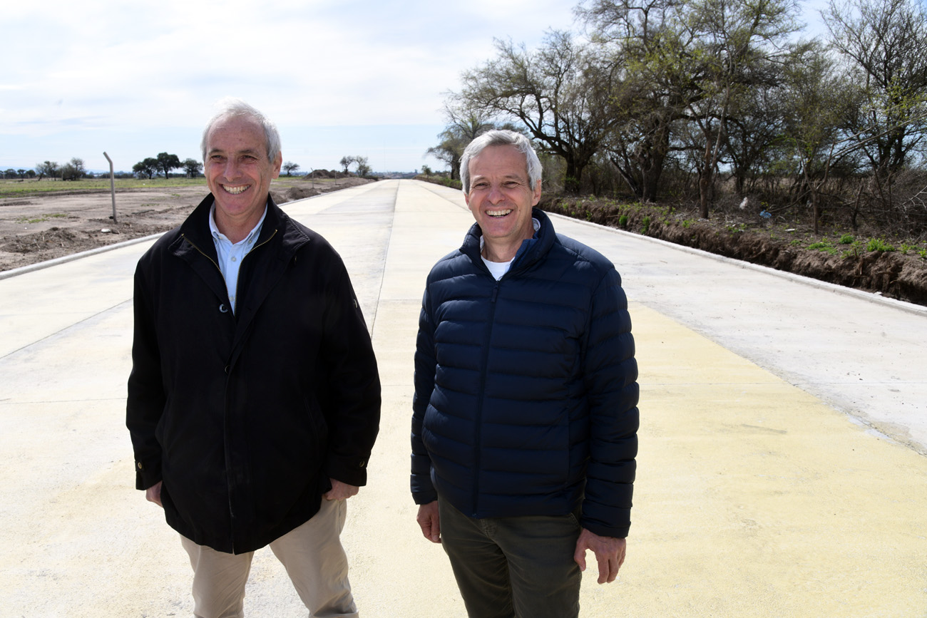Roger y Fernando Palacio, en lo que será la vía principal de ingreso de camiones a las industrias que se instalarán en Polígono Industrial. (Ramiro Pereyra / La Voz)