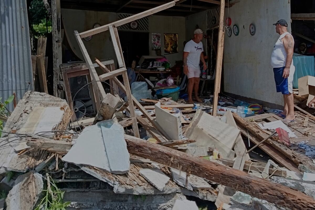 Serios daños tras un fuerte sismo en Ecuador. (AP)